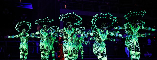 Fantasias de ala da Grande Rio brilham no escuro. Samba e luzes trabalham em sintonia na avenida do samba — Foto: Hermes de Paula