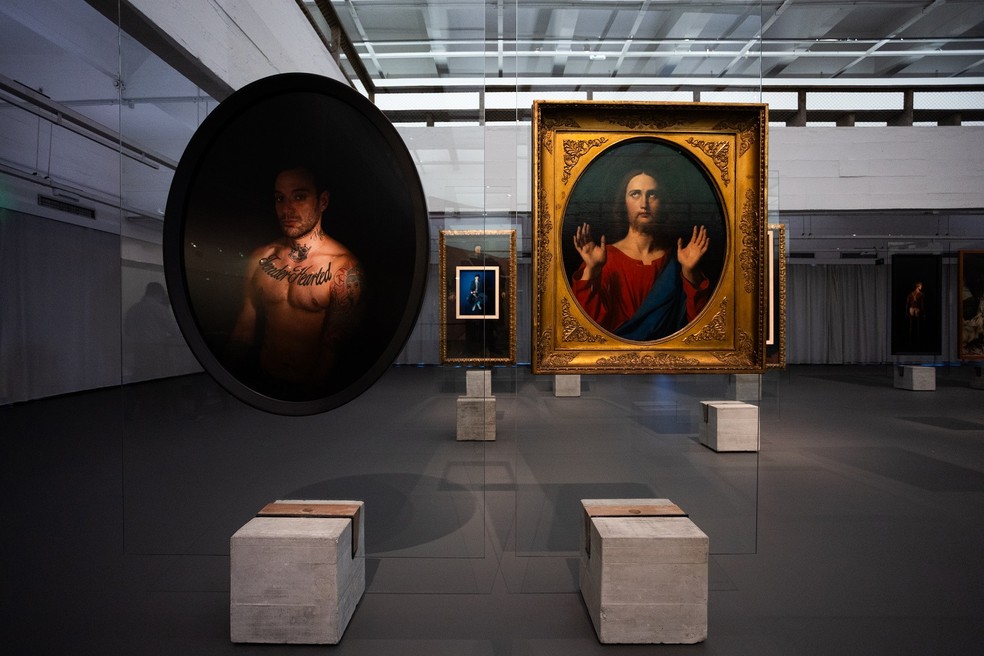 Retrato de Catharina Opie ao lado de obras clássicas, em exposição no MASP — Foto: Maria Isabel Oliveira / O Globo