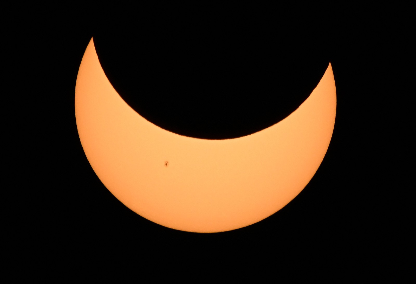 Lua tapando o Sol durante eclipse solar — Foto: Patrick T. Fallon / AFP