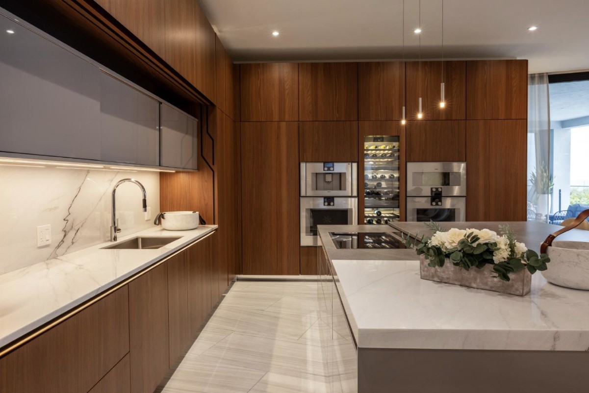 Interior da cozinha de um dos apartamentos do Bentley Residences, em Sunny Isles Beach, Miami — Foto: Scott Baker/The New York Times