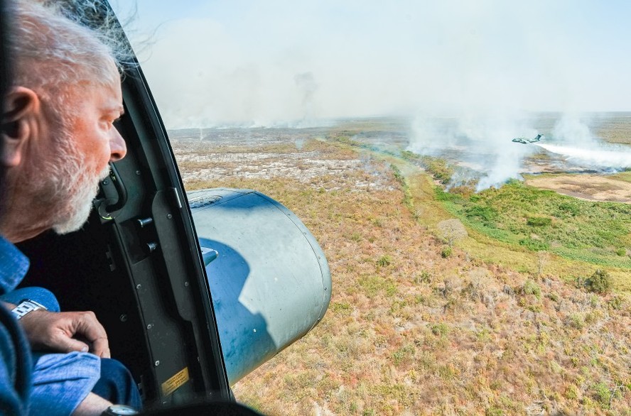 Presidente da República, Luiz Inácio Lula da Silva, durante sobrevoo de áreas incendiadas, em Corumbá (MS)