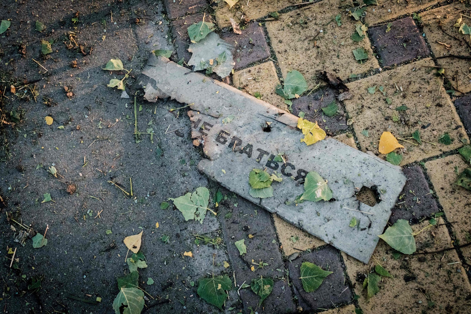 Destroços perto do local de um ataque COM drones em Kiev — Foto: Yasuyoshi CHIBA / AFP