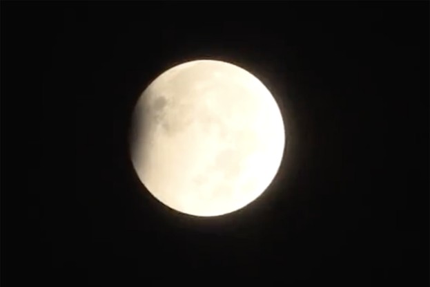 Eclipse lunar visto do estado indiano de Maharashtra, na Índia