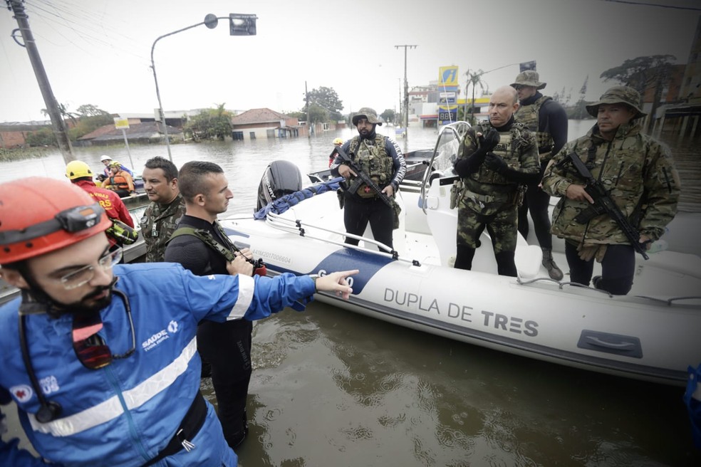 Agentes da PRF em embarcação que escoltou medicamentos em Canoas — Foto: Cristiano Mariz / O Globo