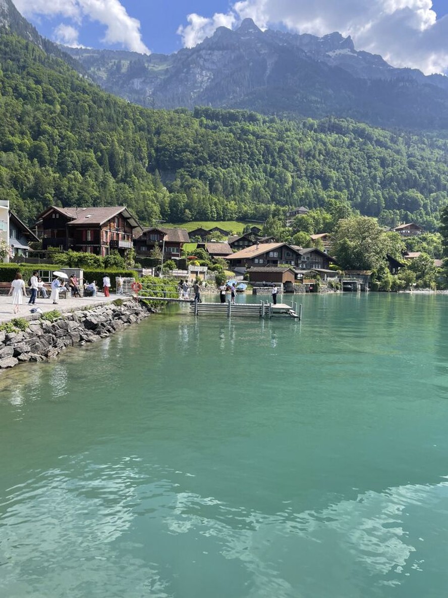 Os turistas vão a Lake Brienz, em Iseltwaldo, local onde foi filmada a série Crash Landing on You
