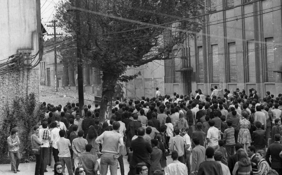 Estudantes de um lado da rua durante batalha da Maria Antônia, em 1968 — Foto: Arquivo/Agência O GLOBO