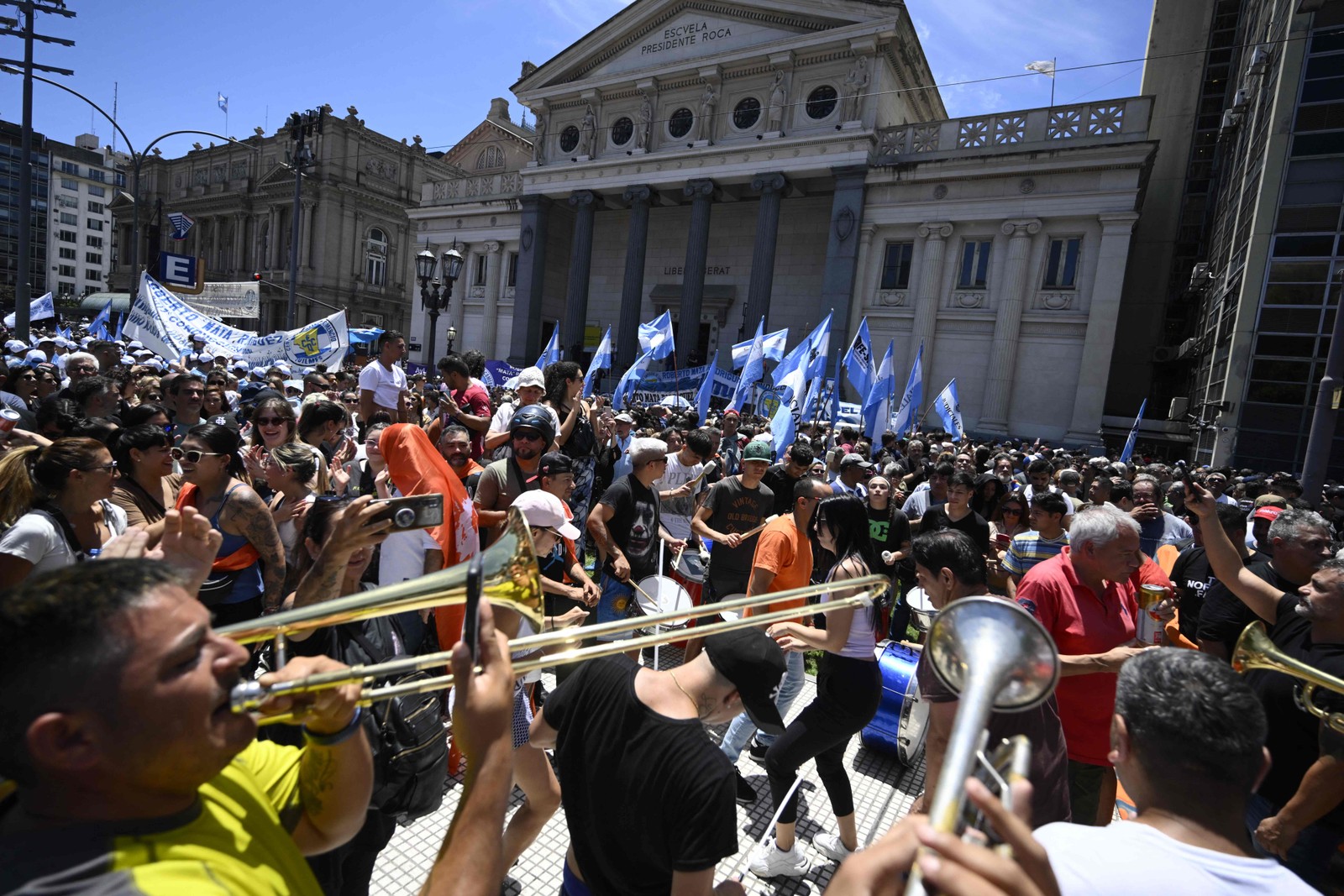 Movimentos sindicais e organizações argentinas tomam as ruas de Buenos Aires para protestar contra 'decretaço' de Milei — Foto: Luis Robayo / AFP