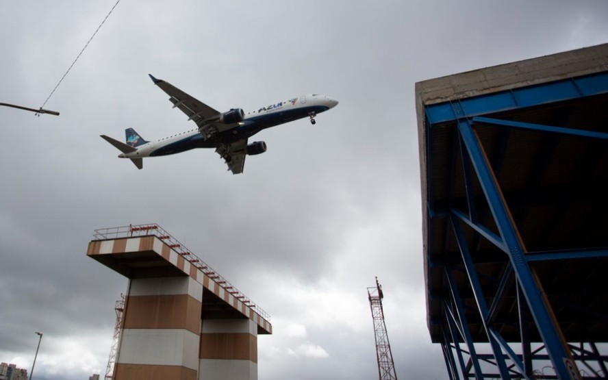 Avião da Azul sobrevoa o aeroporto de Congonhas