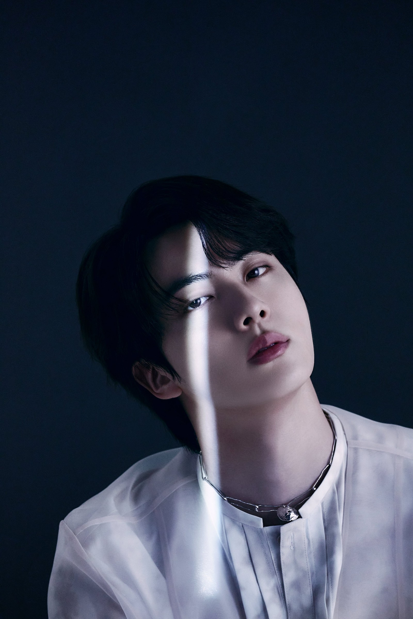 Jin, do BTS, em foto conceitual do álbum antológico 'Proof' — Foto: Divulgação / Big Hit Music