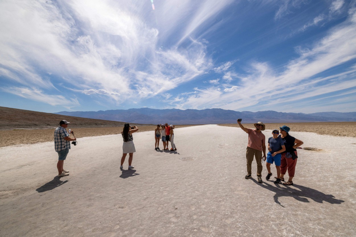 Turistas enfrentam calor de acima de 50ºC no Vale da Morte, nos EUA — Foto: David McNew/Getty Images/AFP