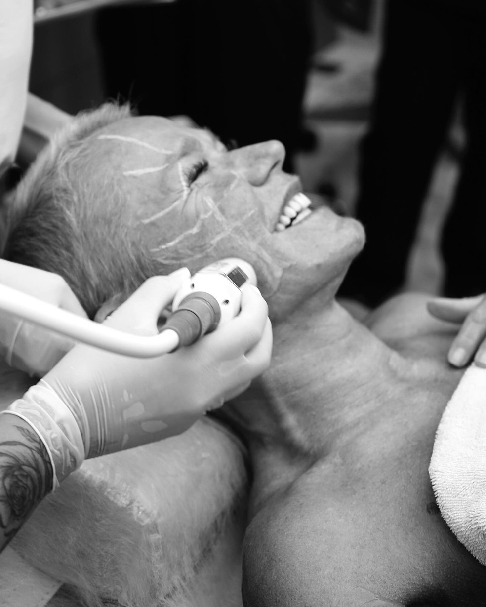Xuxa Meneghel desmistificou os procedimentos estéticos na sua rotina — Foto: Divulgação