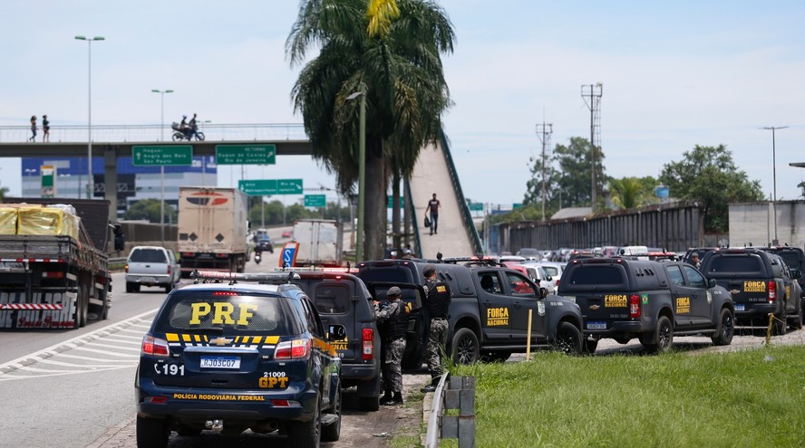 Agentes da Polícia Rodoviária Federal (PRF) fazem patrulhamento ostensivo na Rio-Teresópolis, como parte da ação da Força Nacional