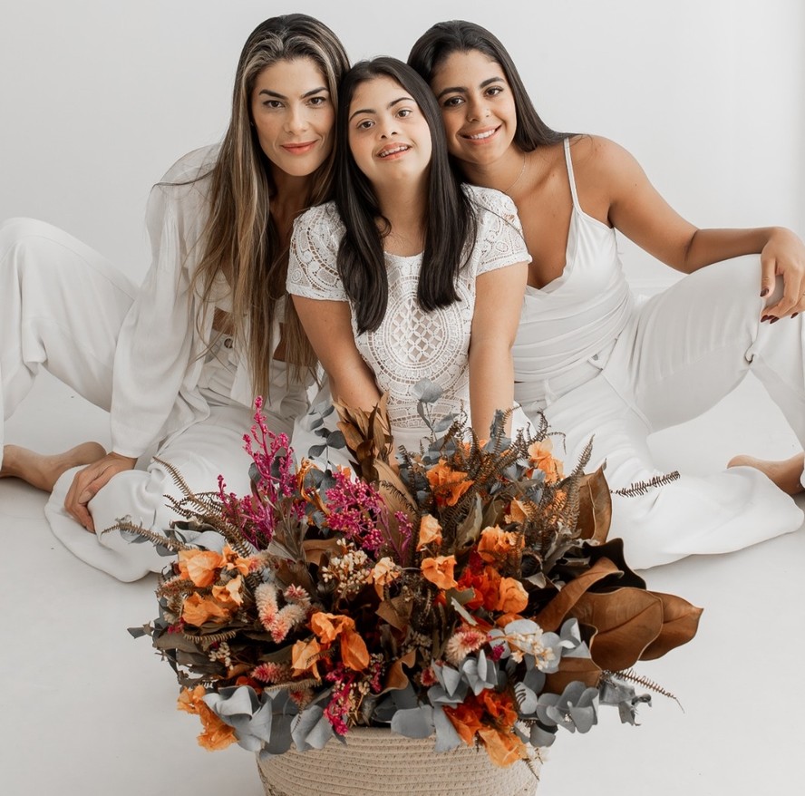 A exposição 'Mães atípicas' tem fotos da família de Isabella Bittencourt, mãe de Ivy Faria (à esquerda) e de Isabellinha Faria