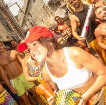 Valentina Bandeira toca xequerê em bloco do Rio — Foto: Reprodução/Redes sociais