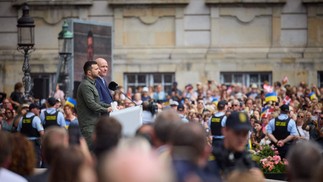 Volodymyr Zelensky cumprimenta a multidão em frente ao Parlamento dinamarquês em Copenhague, Dinamarca — Foto: Handout / UKRAINIAN PRESIDENTIAL PRESS SERVICE / AFP