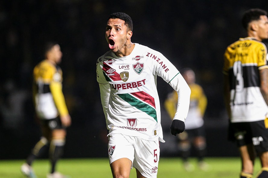 Alexsander celebra após participar da jogada do gol de empate do Fluminense contra o Criciúma