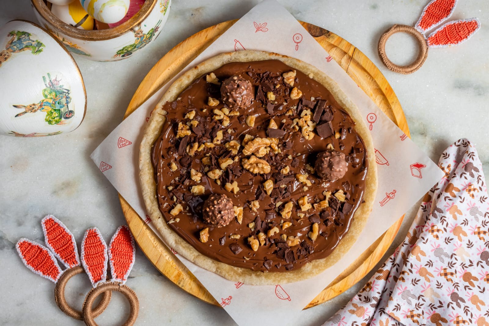 A Pizza Ferrero Rocher, feita com o bombom e Nutella e finalizada com farofa de nozes e raspas de chocolate amargo (R$ 49), é o destaque do menu de Páscoa da Fare Trattoria, no Shopping da Gávea.Tel.: 99712-2056 — Foto: Divulgação/Diana Cabral