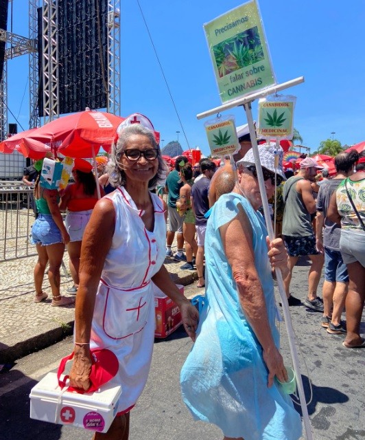 A confeiteira Vera Soares e o analista de sistemas César Teixeira, de 60 e 72 anos, no bloco Sargento Pimenta — Foto: Mayra Castro/O Globo