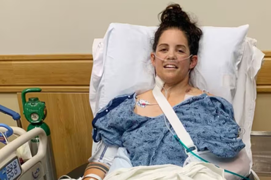 Ashley Piccirilli no hospital Baystate Medical Center depois de ser enterrada viva por pelo menos trinta minutos