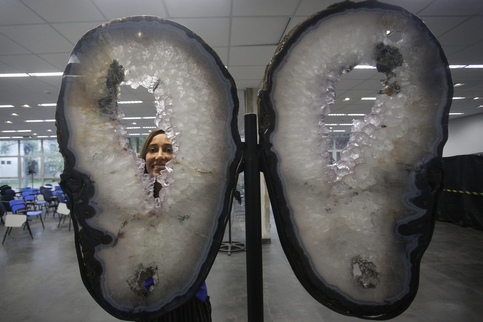 Doações para o Museu Nacional. Renata Baltar, historiadora, com chapas de ágatha e ametista  — Foto: Custodio Coimbra / Agência O Globo