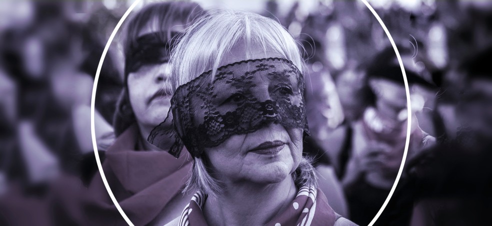 Manifestante na performance de "O violador em seu caminho", no Chile: mulheres adultas e avós são as principais participantes do protesto contra o patriarcado Foto de Gabriela García com arte de Ana Luiza Costa — Foto:         