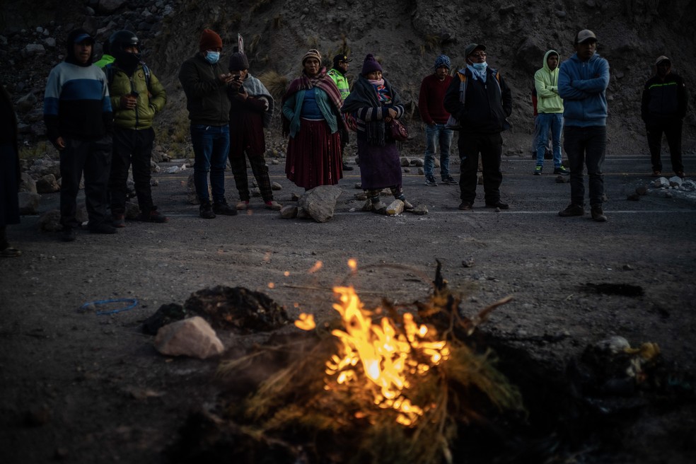 Manifestantes em frente a fogueira na estrada entre Juliaca e Arequipa — Foto: Federico Ríos/The New York Times