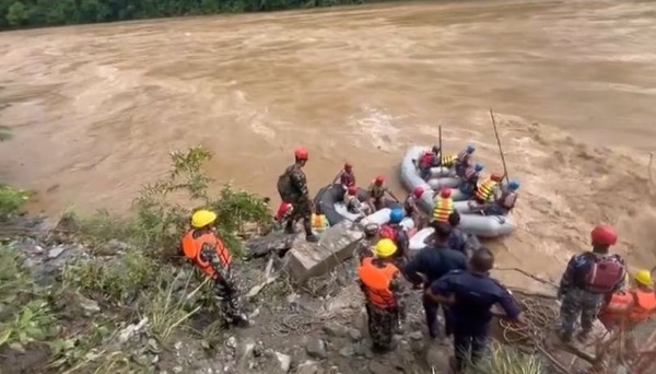 Mais de 60 estão desaparecidos após deslizamento de terra arrastar ônibus no Nepal