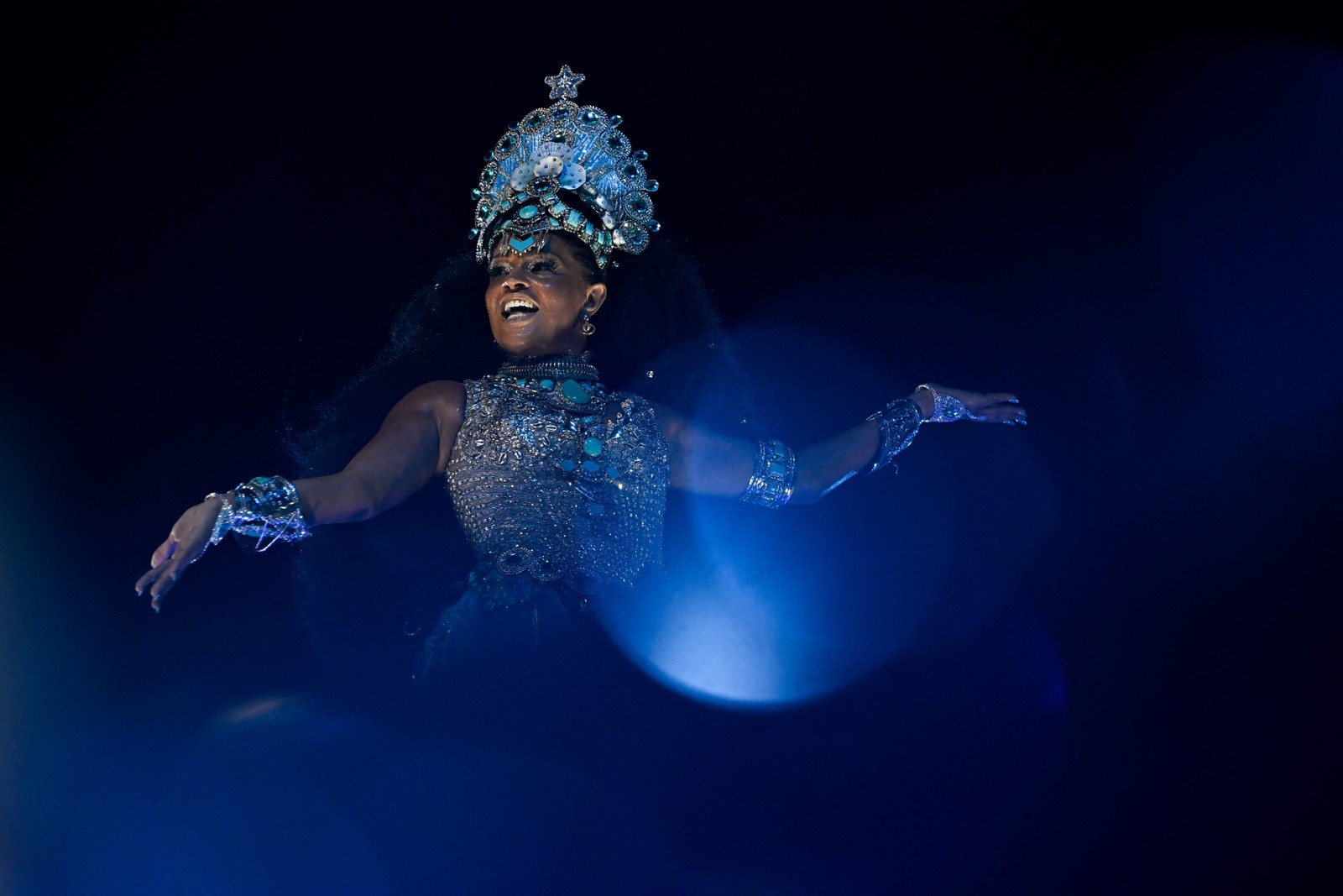 Comissão de frente da Unidos da Tijuca, com Juliana Alves,marcou o carnaval 2023 com uso da iluminação cênica. Naquele ano, só 5 escolas aderiram à tecnologia — Foto: Mauro Pimentel / AFP / 20-02-2023