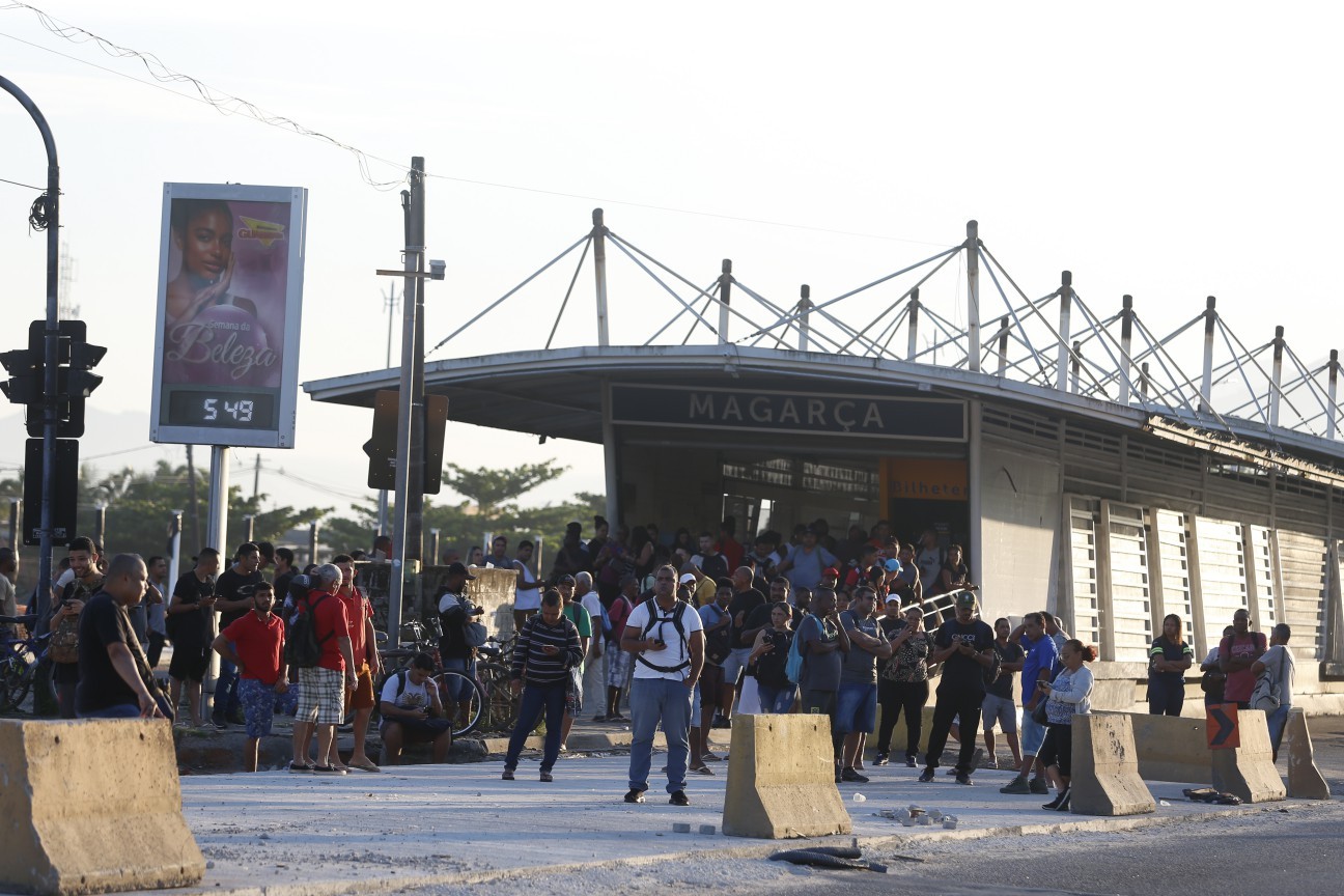 Estação Magarça do BRT lotada já no início da manhã. Corredor Transoeste teve ônibus e estações atacados na segunda-feira — Foto: Fabiano Rocha/Agência O Globo