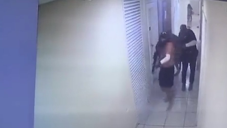 Vídeo mostra momento que PM acusado de chefiar milícia é morto em corredor de condomínio no Rio