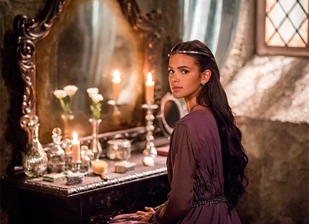 Bruna Marquezine como a vilã Catarina em "Deus Salve o Rei" (2018)