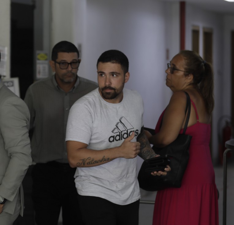 Parentes do advogado assassinado Rodrigo Crespo chegam para reconhecimento do corpo — Foto: Gabriel de Paiva/ Agência O Globo