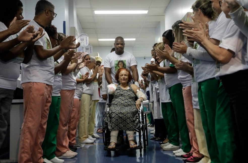 Roseana Murray é aplaudida ao sair do hospital — Foto: Gabriel de Paiva