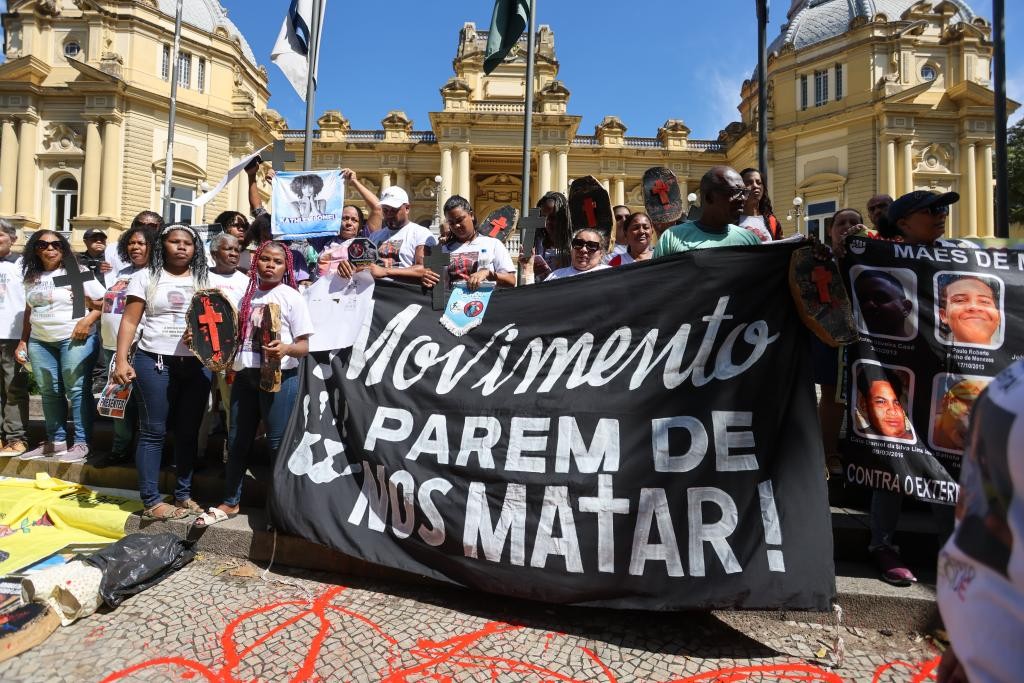 Protesto em frente ao Palácio Guanabara, organizado por familiares de vítimas da violência do estado — Foto: Foto: Márcia Foletto/Agência O Globo