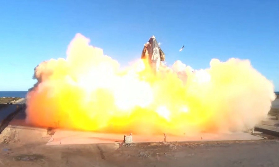 Explosão do foguete Starship, da SpaceX, após retorno do teste de voo em dezembro de 2020 AFP