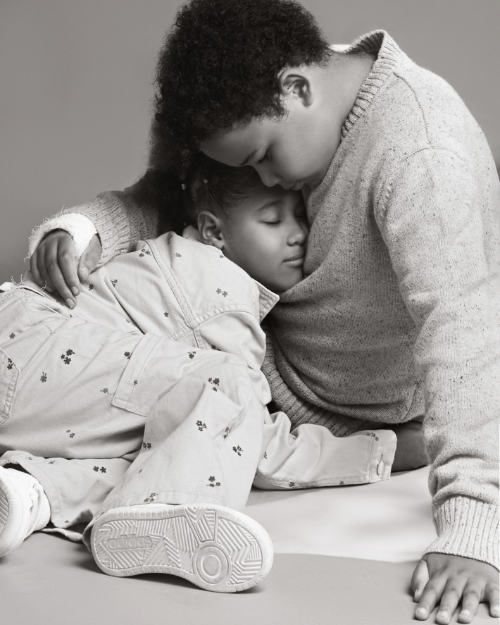 Os irmãos Clara Lua, 6 anos, e Mário, 11 anos — Foto: Catarina Ribeiro