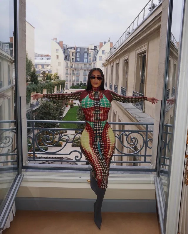 Kim Kardashian usou vestido com ilusão de ótica — Foto: Reprodução Instagram