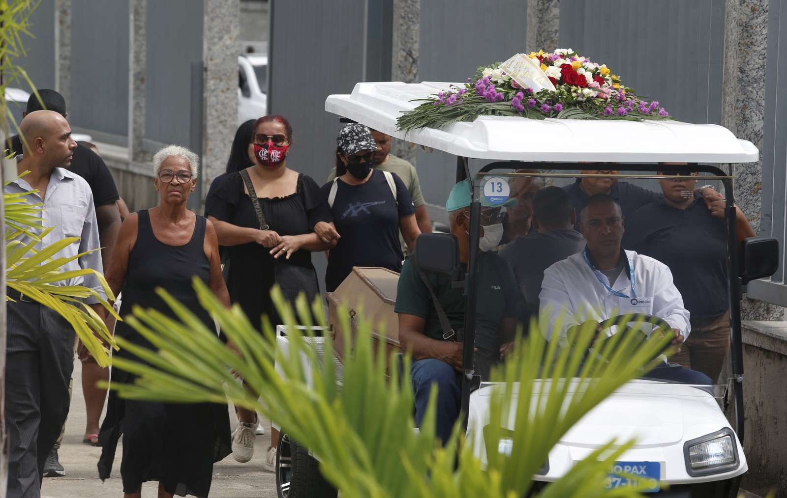 Enterro de Paulo Roberto Braga, de 68 anos, no Cemitério de Campo Grande — Foto: Fabiano Rocha/Agência O Globo