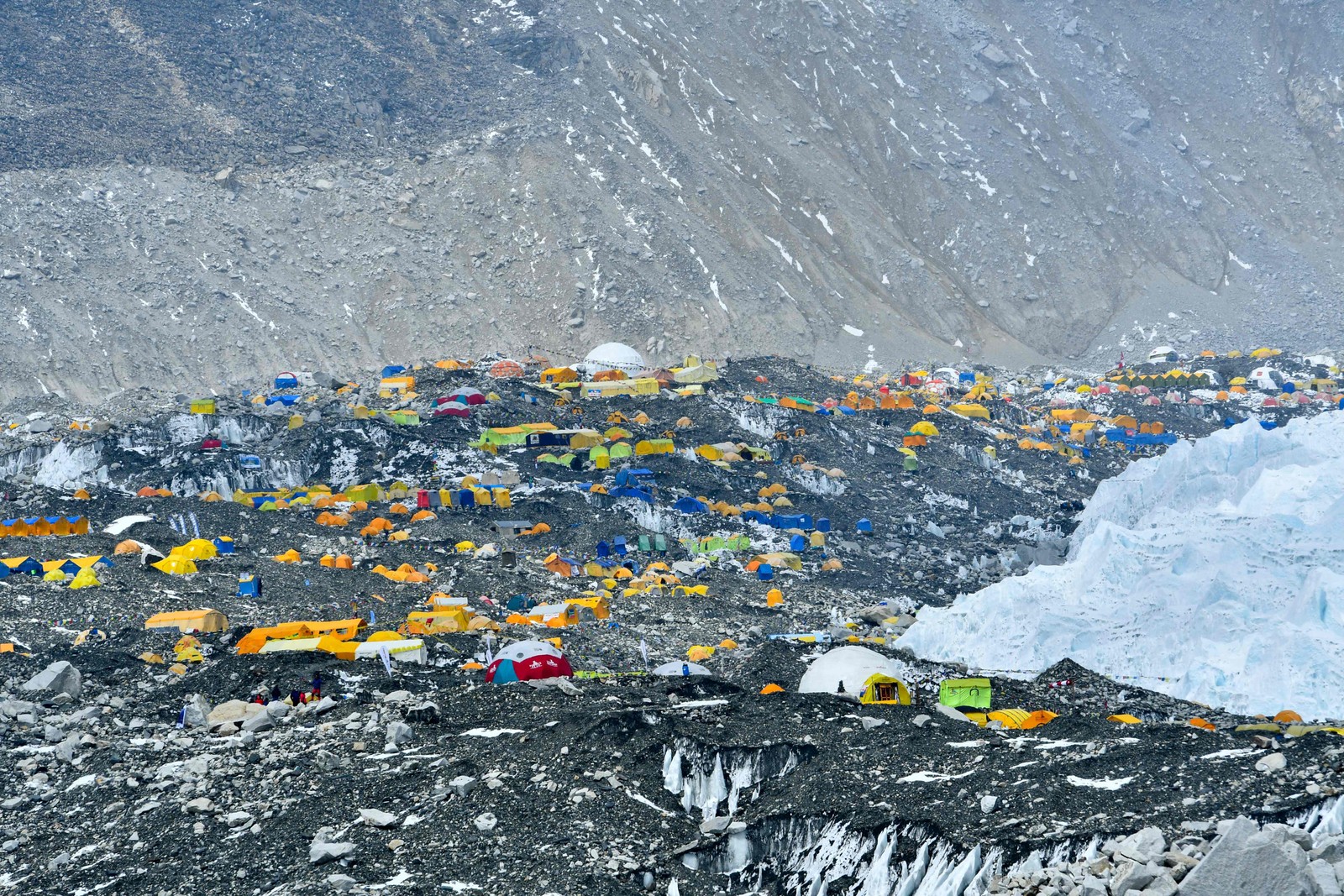 Derretimento de gelo no Everest permite expedição em busca de vítimas da montanha — Foto: Prakash Mathema/AFP