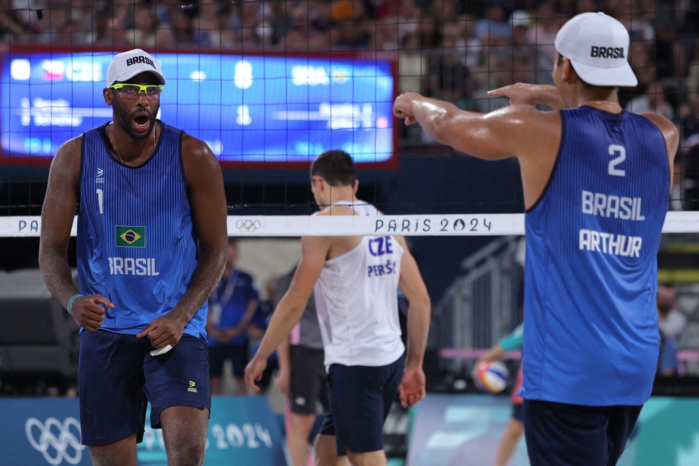 Evandro e Arthur entram em quadra neste domingo: dupla brasileira é a única representante do masculino, após eliminação de George e André — Foto: Thomas SAMSON / AFP