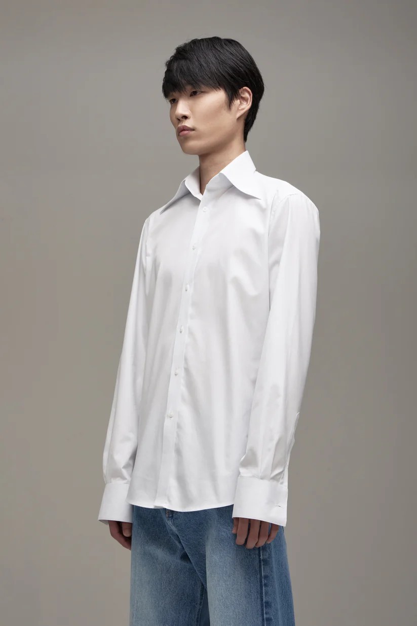 Camisa com gola diferenciada, propondo uma silhueta vintage, custa R$ 990,00 — Foto: Divulgação Mondepars