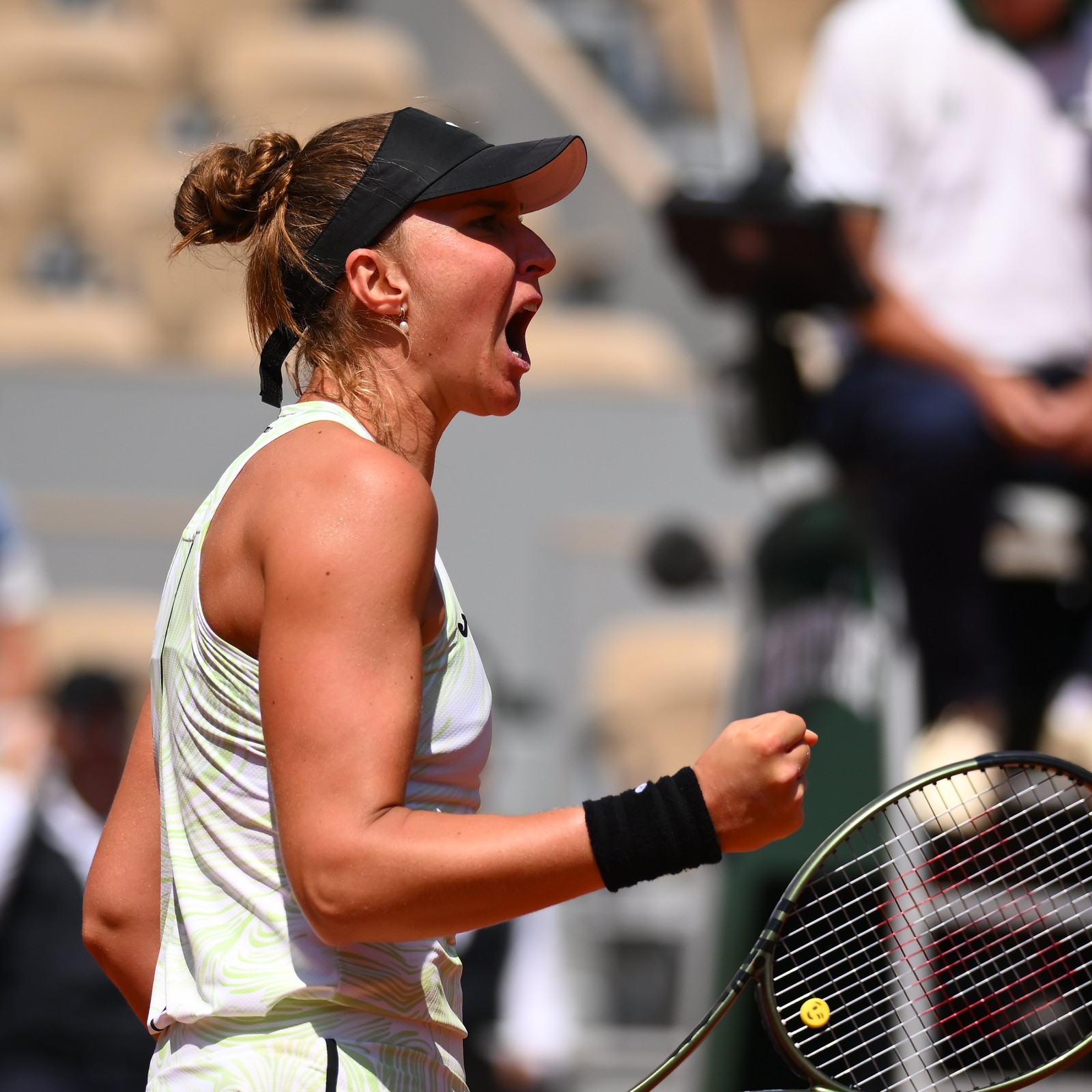 Bia Haddad comemora ponto marcado nas quartas de final — Foto: Divulgação/Roland Garros