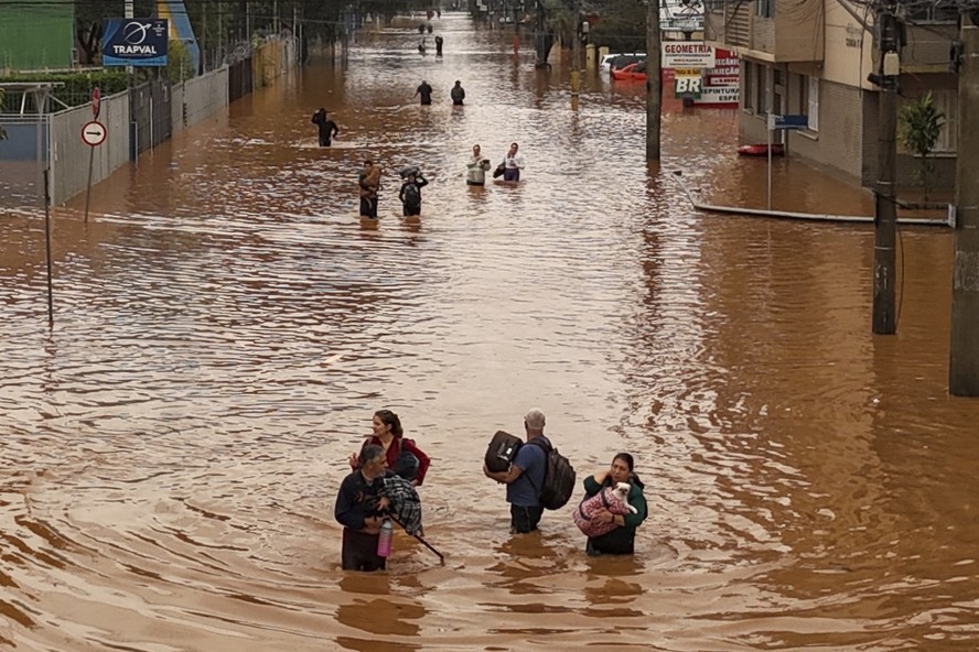 Rua completamente alagada no bairro Navegantes, em Porto Alegre