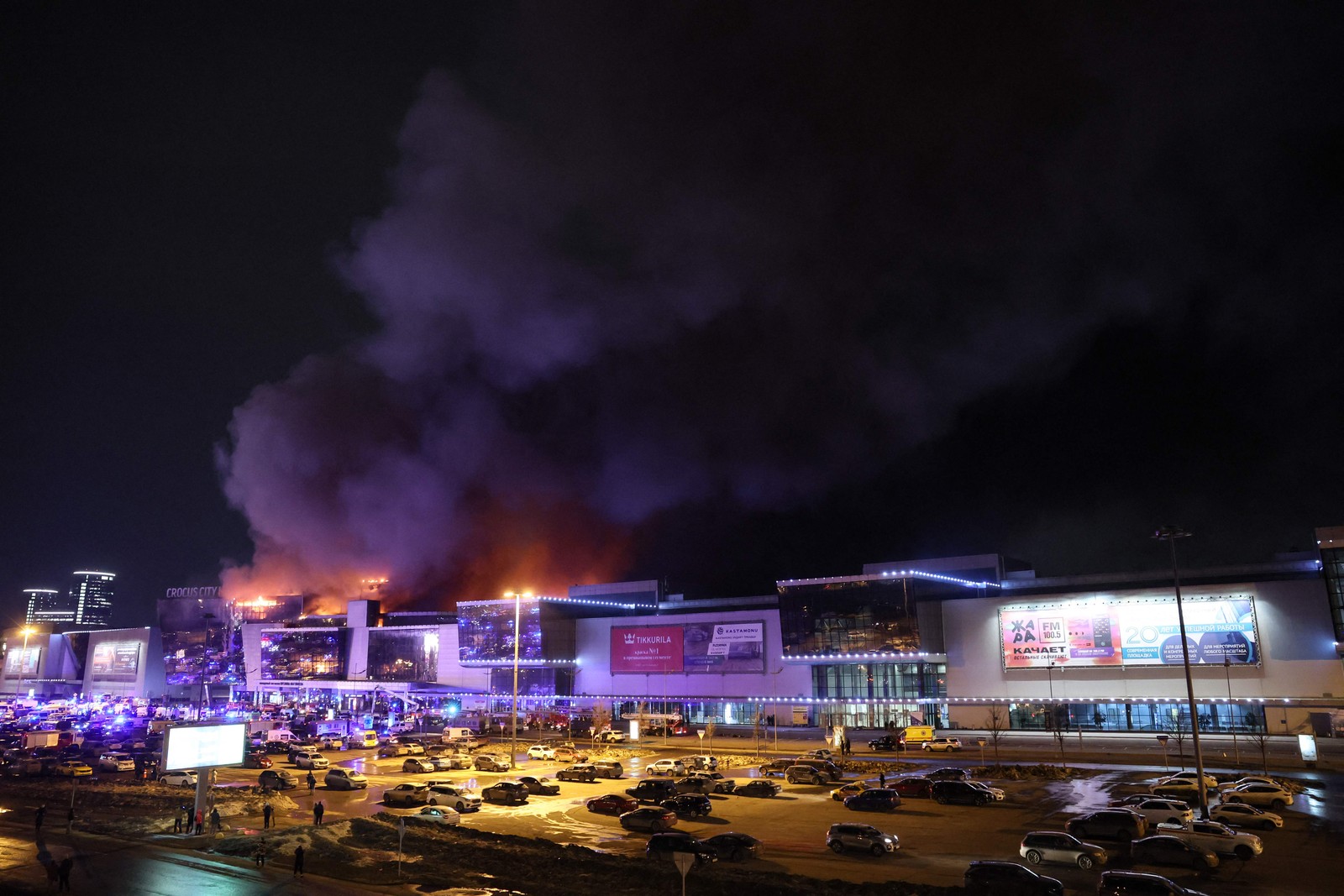 Incêndio consome parte do prédio invadido por um grupo de homens armados que deixou 40 mortos e pelo menos 100 feridos — Foto: AFP