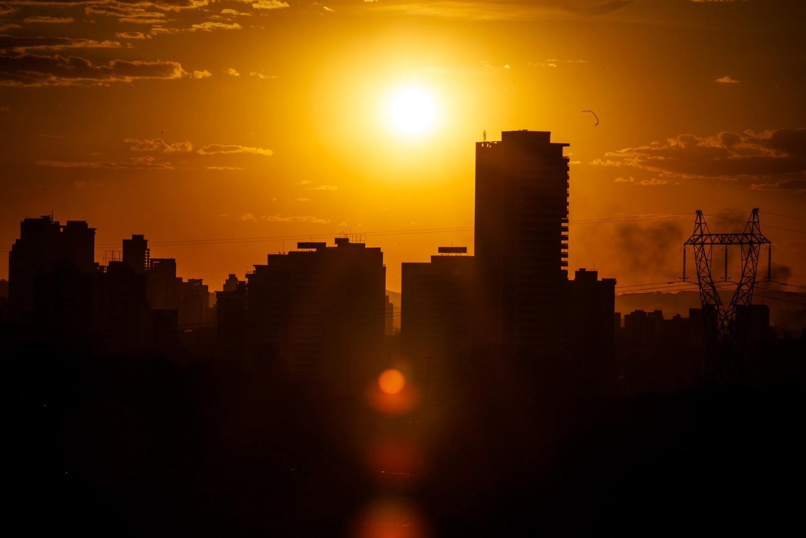 O pôr do sol na cidade de Goiania. — Foto: Brenno Carvalho / Agência O Globo