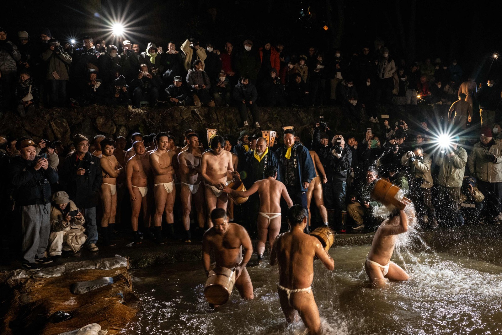 Envelhecimento da população faz Japão encerrar festival milenar Sominsai, com homens semi-nus — Foto: Philip Fong/AFP
