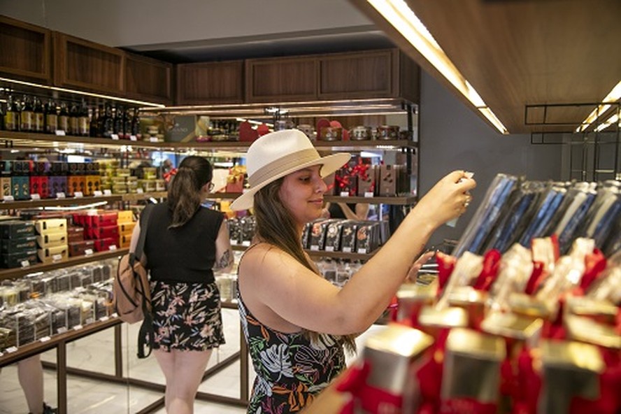 Clientes compram chocolate em loja em ponto turístico: com demanda aquecida, Lugano quer abrir mais cem unidades