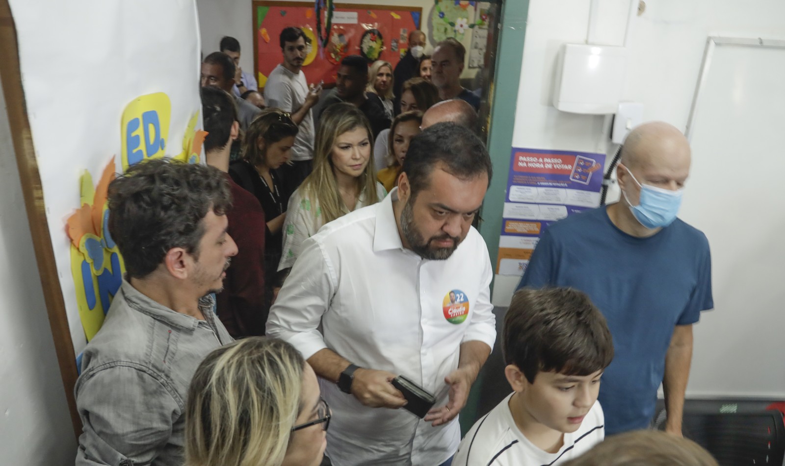 Castro chega à sua seção eleitoral, na Escola Municipal Golda Meir, na Barra da Tijuca — Foto: Gabriel de Paiva