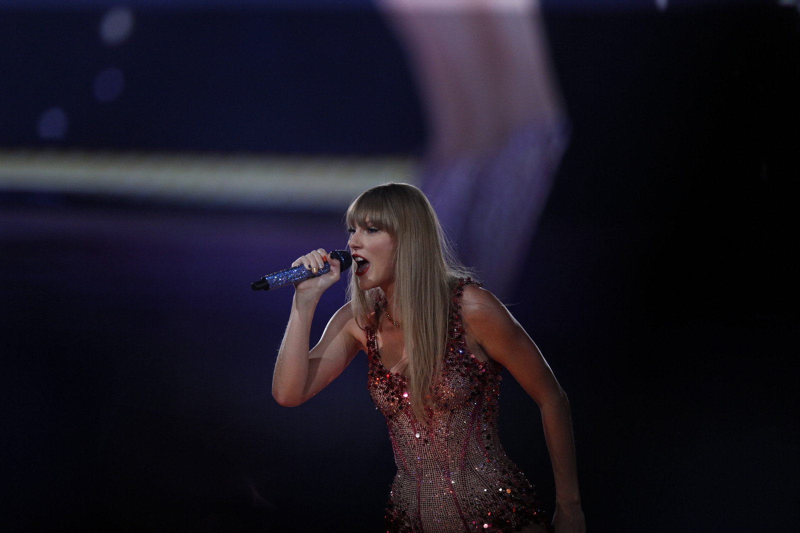 Depois de sanar a vontade dos fãs por um momento de "Lover", Taylor volta em 2008 e lembra hits do álbum "Fearless" — Foto: Alexandre Cassiano / Agência O Globo