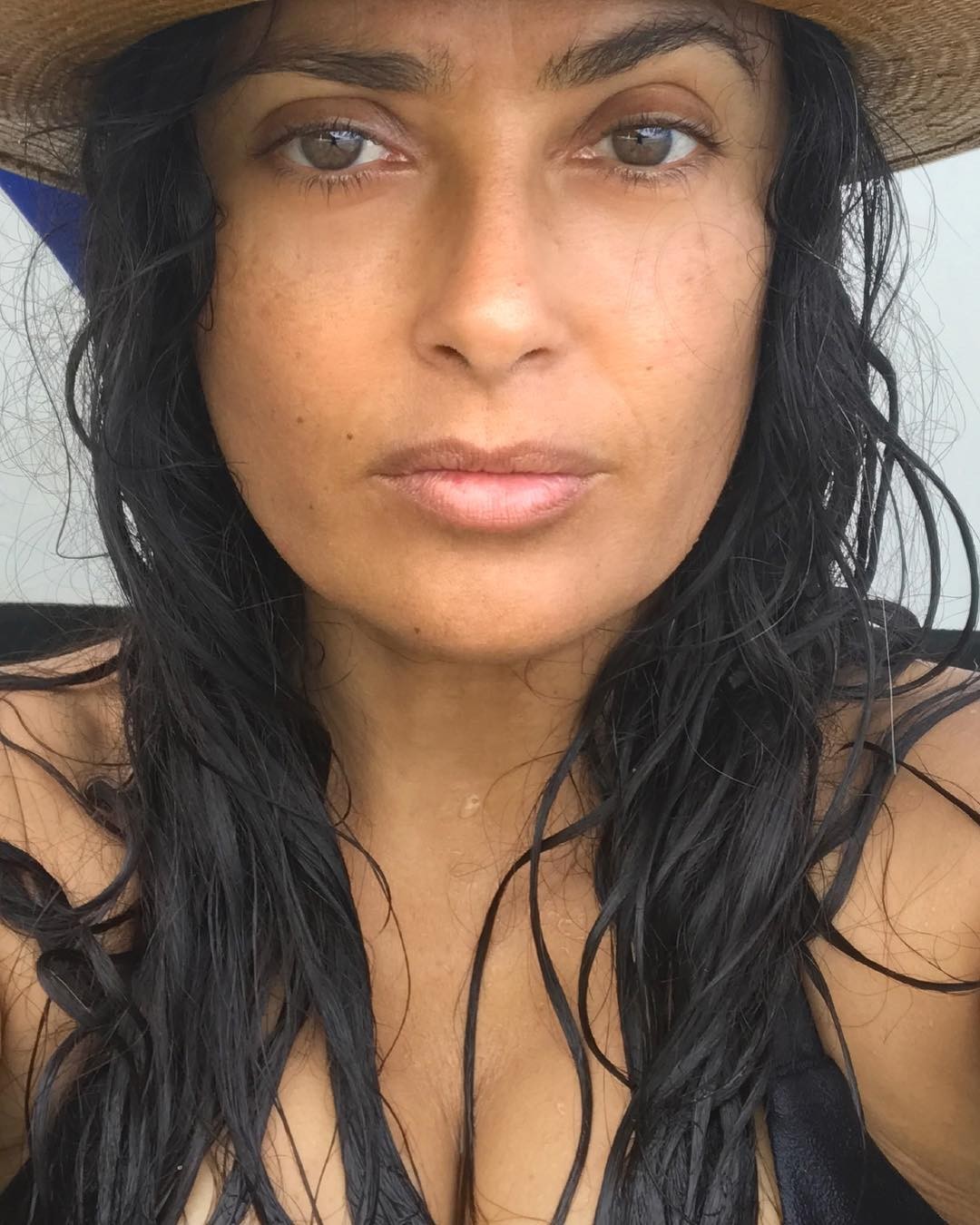 Salma Hayek posta fotos sem maquiagem no Instagram — Foto: Reprodução